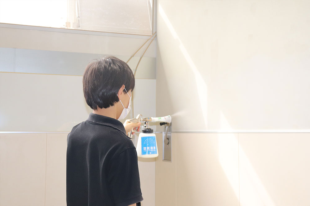 商業施設屋内壁面への施工